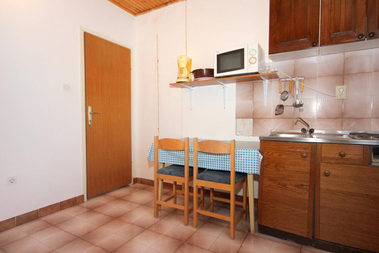 Apartments And Rooms By The Sea Mandre, Pag - 3557 Kolan Exterior photo