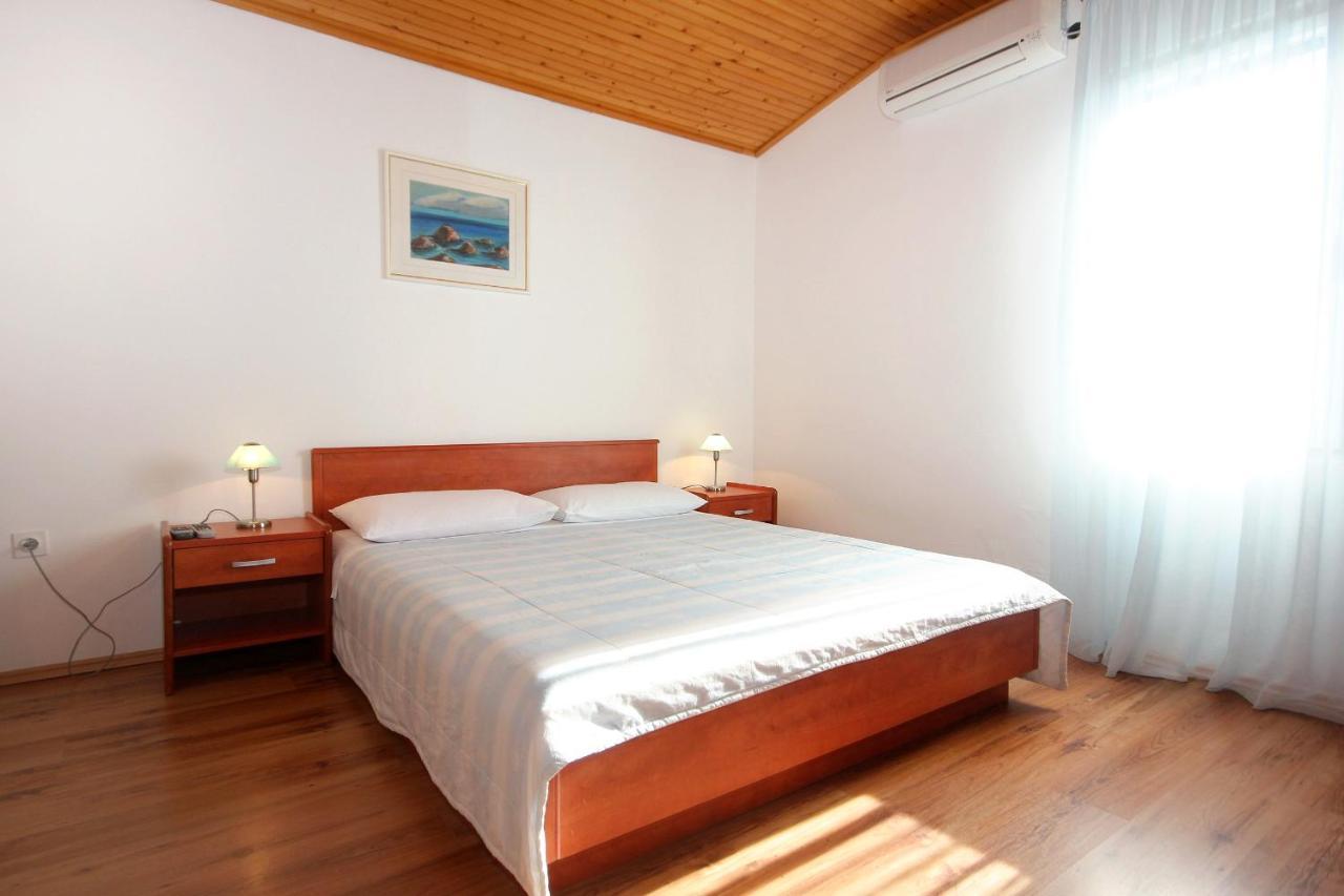 Apartments And Rooms By The Sea Mandre, Pag - 3557 Kolan Exterior photo