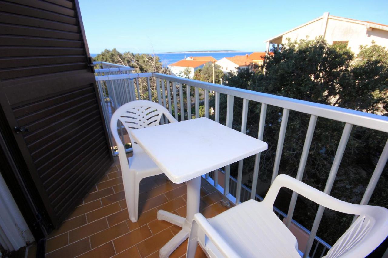 Apartments And Rooms By The Sea Mandre, Pag - 3557 Kolan Exterior photo