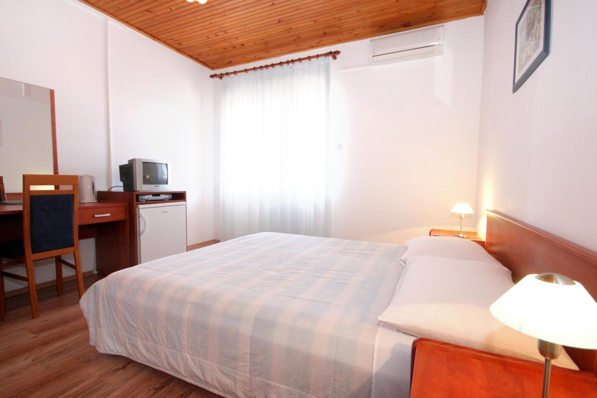 Apartments And Rooms By The Sea Mandre, Pag - 3557 Kolan Room photo