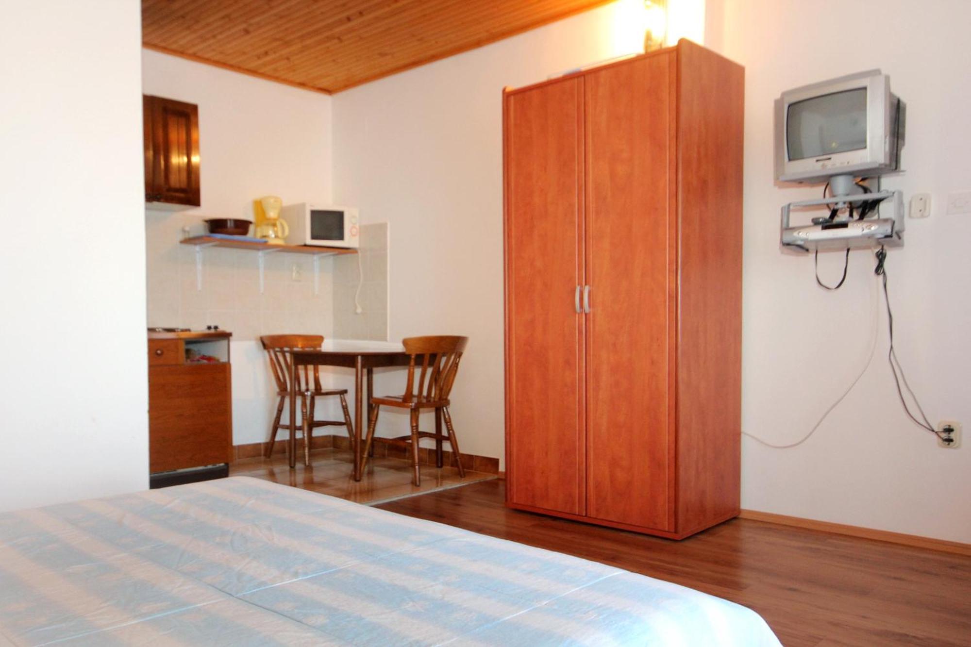 Apartments And Rooms By The Sea Mandre, Pag - 3557 Kolan Room photo