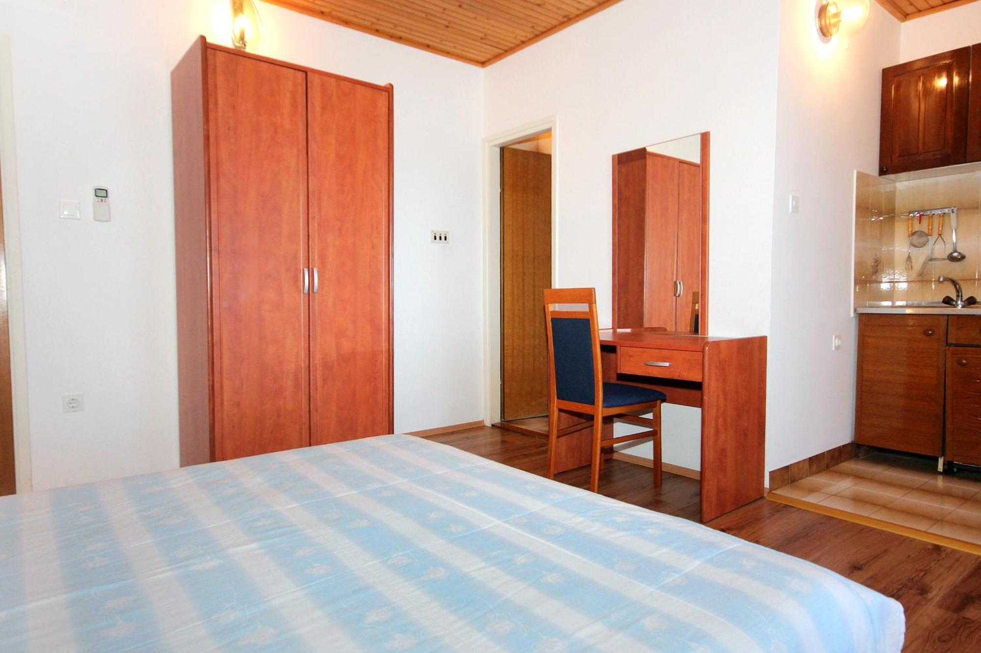 Apartments And Rooms By The Sea Mandre, Pag - 3557 Kolan Room photo