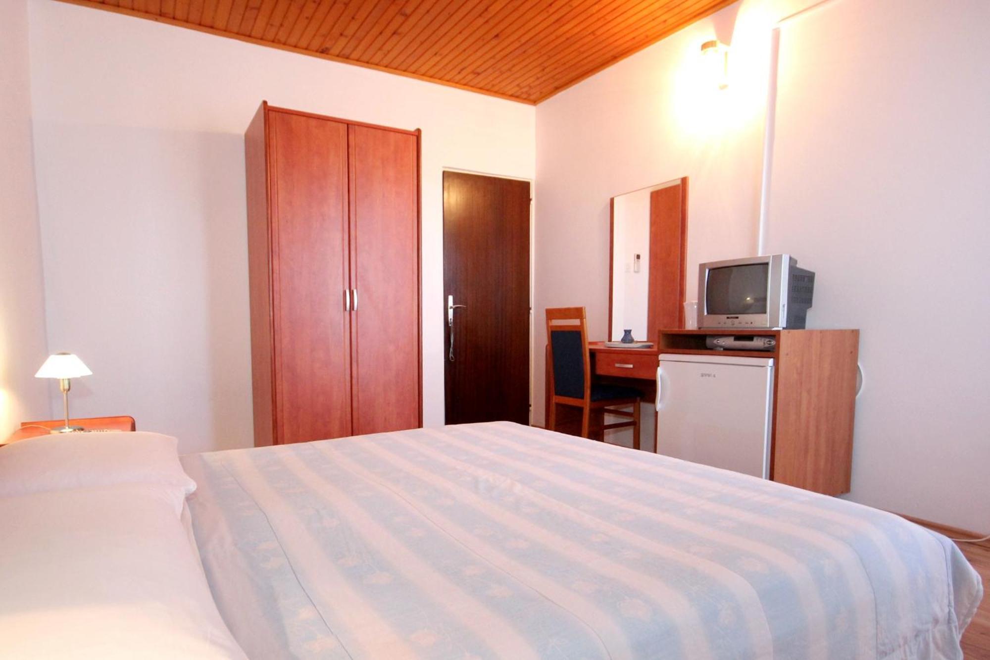 Apartments And Rooms By The Sea Mandre, Pag - 3557 Kolan Room photo