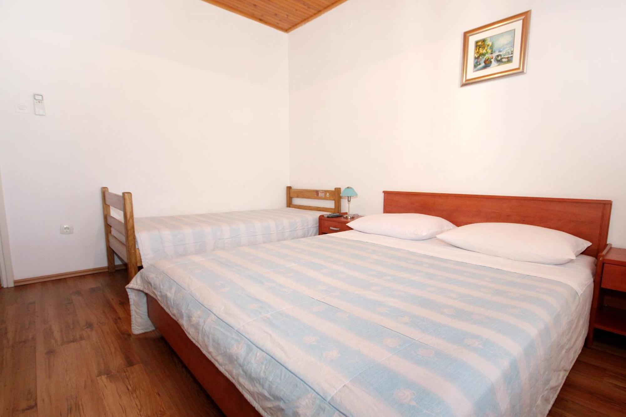 Apartments And Rooms By The Sea Mandre, Pag - 3557 Kolan Room photo